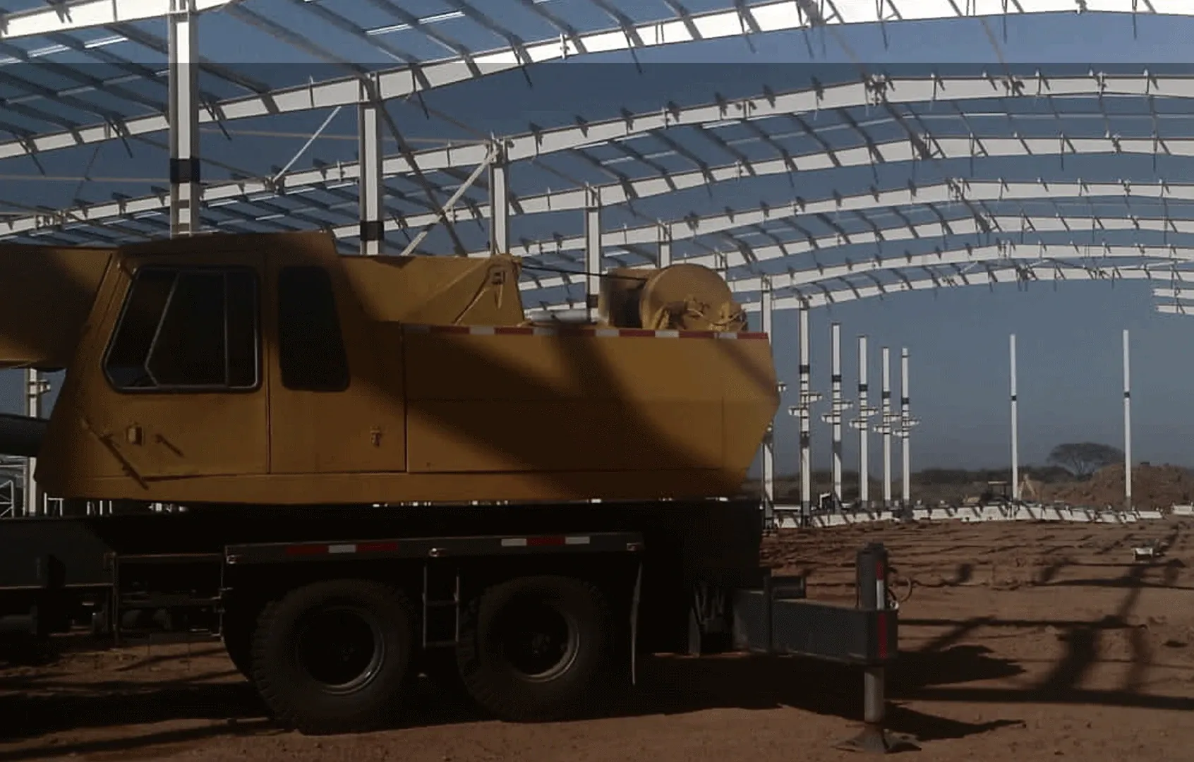 Montaje de estructura metálica curva bajo grúa en una obra de ONIX