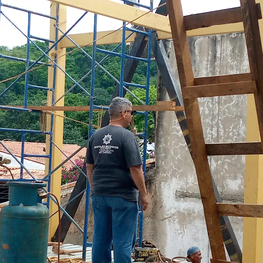 Supervisor de ONIX inspeccionando una obra con andamios